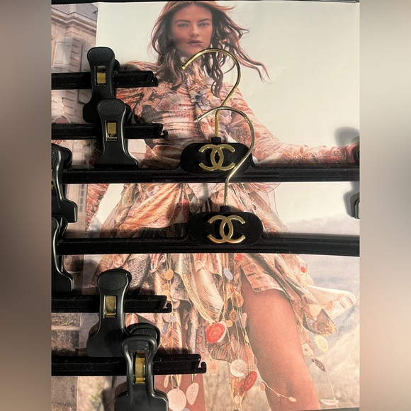 CHANEL black Velvet Hangers with Gold Chanel Logo Hangers set of 6 🎩🎩🎩🎩🎩🎩🎩🎩🎩🎩🎩 - Picture 4 of 7